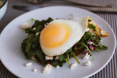 Kızarmış yumurta salatası ve peynirli tost.