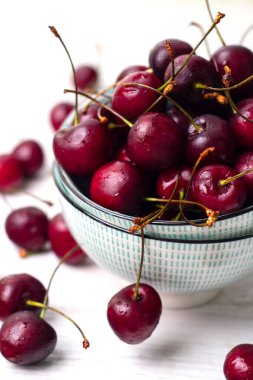 Beyaz bir adam kiraz