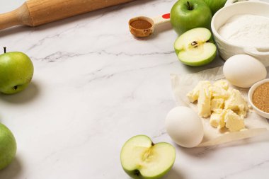 Beyaz arkaplanda elmalı turta için malzemeler