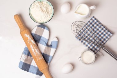 Beyaz arkaplanda yemek pişirmek için gerekli malzemeler