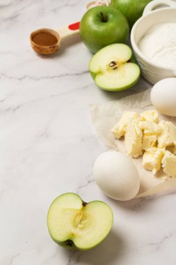 Elmalı kek için malzemeler 