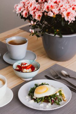 Kahvaltı, kahve ve çiçek.