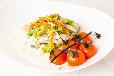 Somon ve sebzeli salata.