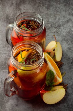 Meyve ve baharatlı şarap.