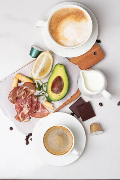Desayuno Aguacate Café Tocino Limón Sobre Fondo Blanco — Foto de Stock