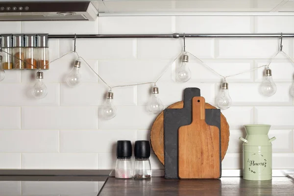 Mutfak lavabosu ve mutfak aletleri.