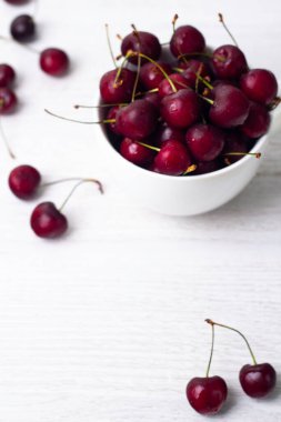 Beyaz tabaklarda kırmızı kiraz ve metin için yer