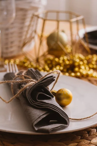 Altın süslemeler ve mumlarla dolu Noel masası