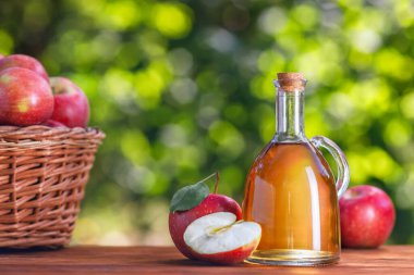 Elma sirkesi ya da dışarıda cam sürahide elma şarabı.