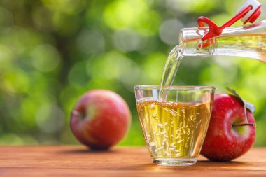 Elma şarabı ya da şişeden dökülen bardak suyu.