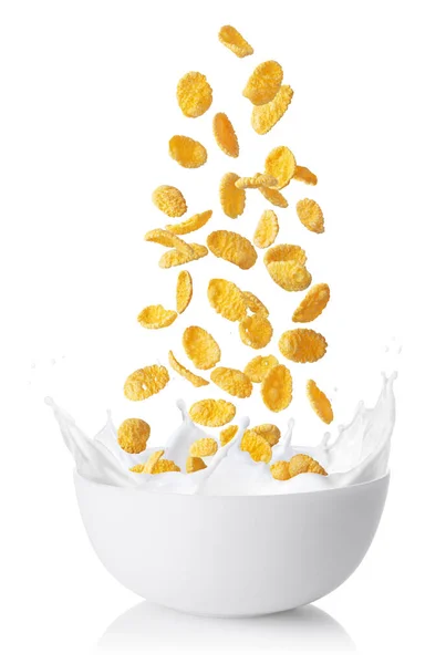 Flocons de maïs tombant dans un bol avec éclaboussures de lait isolé sur blanc — Photo