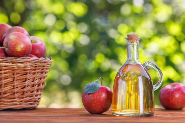 Cuka apel atau sari dalam botol kaca di luar ruangan — Stok Foto