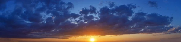 Beautiful panorama sky with clouds at sunset — Stock Photo, Image