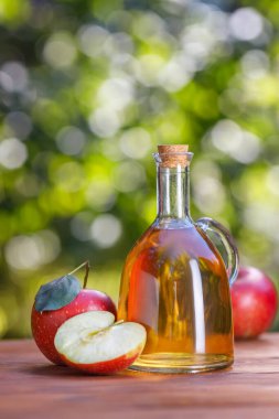 Elma sirkesi ya da dışarıda cam şişede elma şarabı.