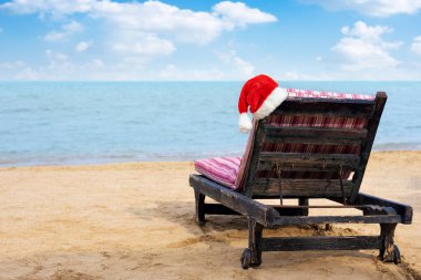 Sandalyedeki Noel Baba şapkası Sahildeki dinlenme odasında