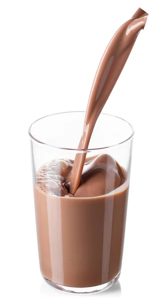 Mleko czekoladowe lub napój kakaowy wlewający się do szklanki — Zdjęcie stockowe