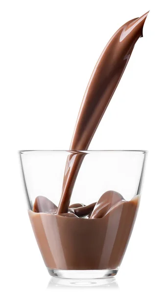 Leche de chocolate o bebida de cacao vertiendo en el vaso — Foto de Stock