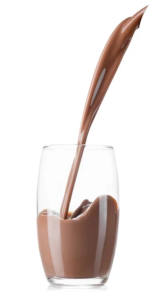 Chocolademelk of cacao die in glas wordt gegoten — Stockfoto
