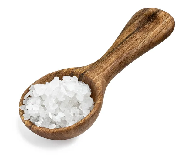 Θαλασσινό αλάτι σε ξύλινο κουτάλι απομονωθεί σε λευκό — Φωτογραφία Αρχείου