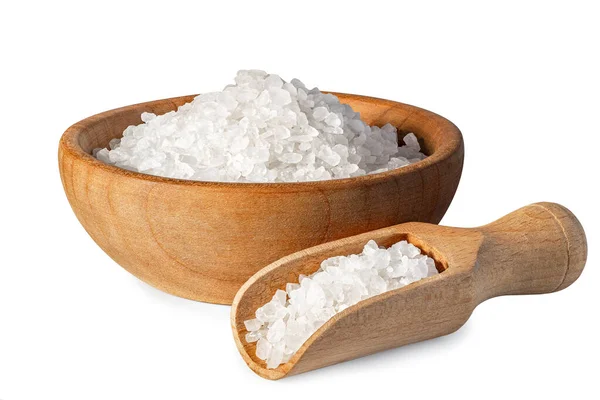 Θαλασσινό αλάτι σε ξύλινο μπολ και σέσουλα απομονώνονται σε λευκό — Φωτογραφία Αρχείου
