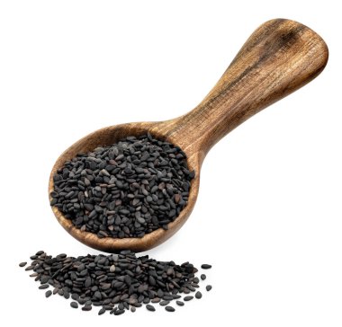 Tahta kaşıkta siyah susam tohumları izole.