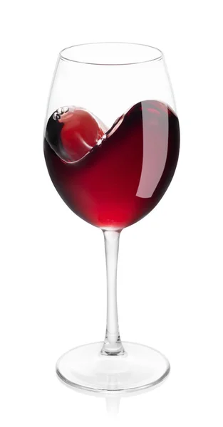 Брызги от красного вина в стакане, изолированные на белом — стоковое фото