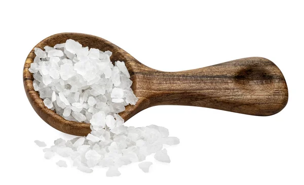 Mořská sůl v dřevěné lžíci a hromádka blízko izolované na bílém — Stock fotografie