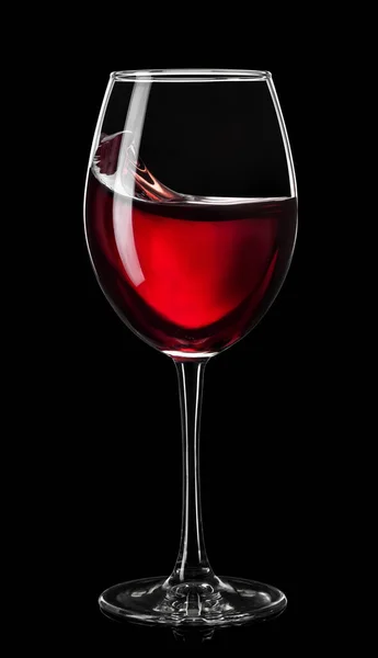 Перемещение красного вина в стакане изолированы на черный — стоковое фото