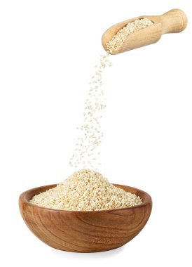 Tahta kasedeki kepçeden dökülen susam tohumları