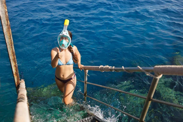 Mujer joven en la cara completa máscara de snorkel —  Fotos de Stock