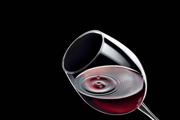 Капля красного вина падает в стакан и создает всплеск — стоковое фото