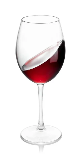 Перемещение красного вина в стакане изолированы на белом — стоковое фото