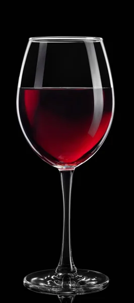 Красное вино в стакане изолированы на черный — стоковое фото