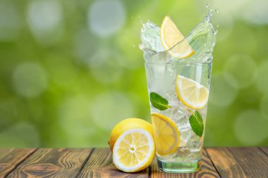 Tahta masaya su sıçrayan cam bir limonata.