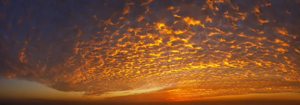 明亮的橙色天空，日出时带着旋转云彩 — 图库照片