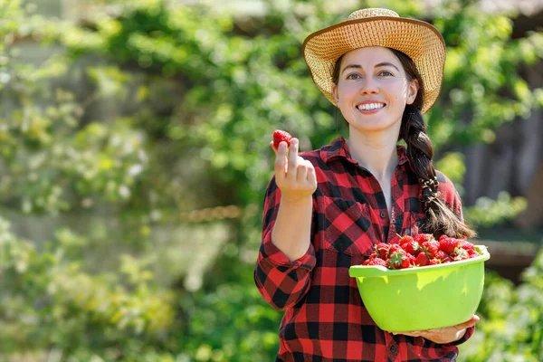 Potret Wanita Muda Tersenyum Petani Dengan Stroberi Dalam Mangkuk Luar — Stok Foto