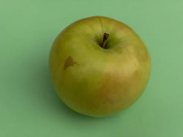 Grönt Saftigt Äpple Ligger Bordet — Stockfoto