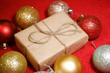 Noel hediyesi kutusu el sanatları kağıdında, yakın plan, renkli Noel topları