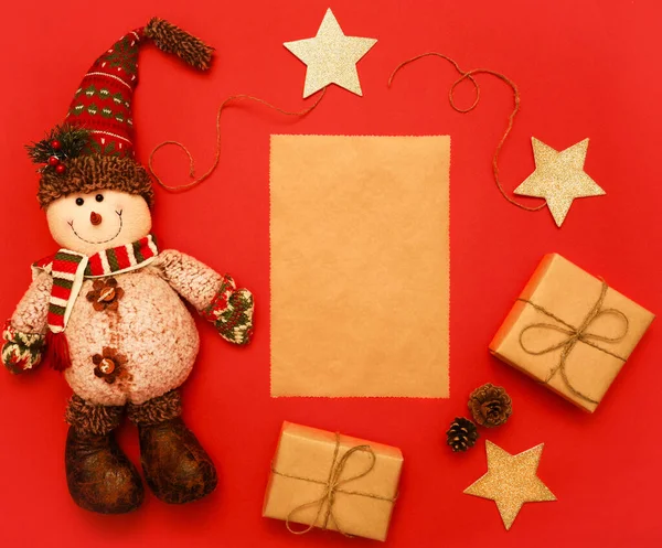 Une Feuille Papier Artisanal Avec Des Boîtes Cadeaux Noël Bonhomme — Photo