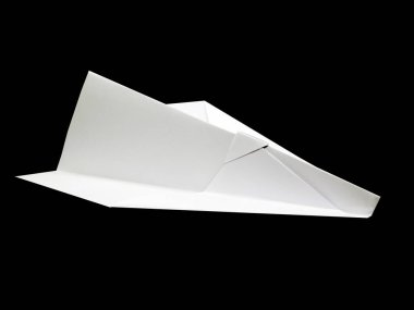 İzole edilmiş siyah arkaplan üzerine katlanmış kağıttan yapılmış beyaz uçak