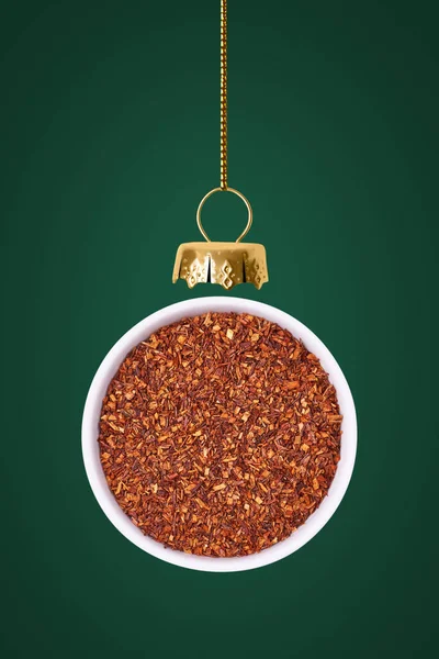 Noel balosu, yeşil arka plandaki rooibos çayından yapılır..