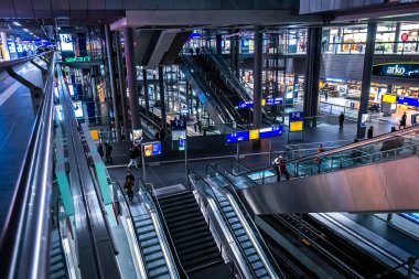 Berlin, Almanya - Şubat 2019: Berlin 'deki merkez tren istasyonu. Hauptbahnhof İstasyonu, Almanya 'nın Berlin kentindeki ana tren istasyonudur. Modern cam mimarisi