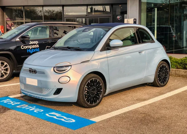Trieste, İtalya - 27 Mart 2020: Fiat 500e, FCA otomobilleri grubunun yeni kompakt elektrikli aracı..