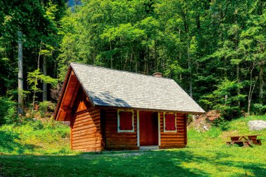 İtalya 'daki Fusine Gölü' nün yanındaki ağaçların orada bir kulübe.
