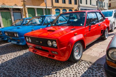 Bassano del Grappa, İtalya; 28 Mayıs 2019: Nadir Fiat 131 Abarth Ralli, 1976 ve 1978 yılları arasında üretilen ve 400 ünite olarak üretilen Fiat 131 Abarth of the Fiat 131 sedan sürümü..