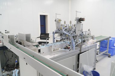 EURASIA, Ile de France bölgesinde cerrahi maskeler ve CEO 'su Hsueh Sheng Wang' ın günde bir milyon FFP1 ve FFP2 maskesi üretmek için Seine-Saint-Denis 'de kurulan EURASIA grubuna başkanlık ettiği FFP2 fabrikası üreten ilk fabrika.
