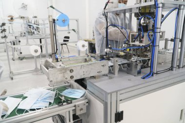 EURASIA, Ile de France bölgesinde cerrahi maskeler ve CEO 'su Hsueh Sheng Wang' ın günde bir milyon FFP1 ve FFP2 maskesi üretmek için Seine-Saint-Denis 'de kurulan EURASIA grubuna başkanlık ettiği FFP2 fabrikası üreten ilk fabrika.