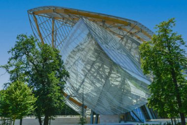 Fondation Louis Vuitton binası, Amerikalı mimar Frank Gehry tarafından Paris 'teki Bois de Boulogne' da bulunan Jardin d 'Acclimatation' da tasarlanmış bir müzedir. Modern ve çağdaş sanata adanmıştır.. 