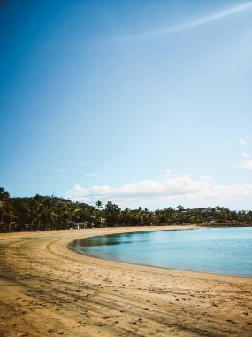 Bu tropik ada cennetinde plajda serinlemek