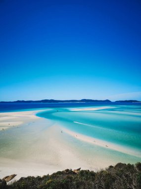 Kum barları, mavi okyanus ve sıcak bir yaz günü. Mükemmel cennet..
